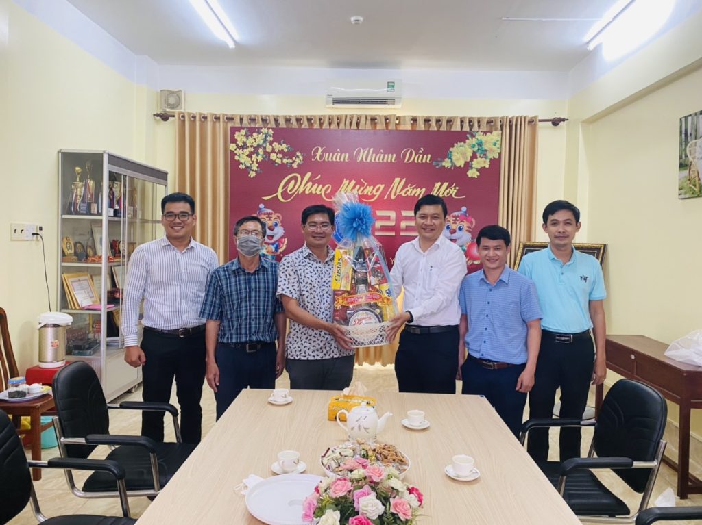 Th.S Nguyễn Trọng Trung trao quà và chụp hình lưu niệm