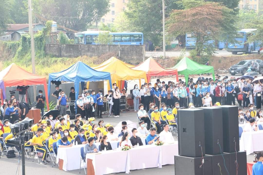 sinh vien tham gia cuoc thi robot do line 2022